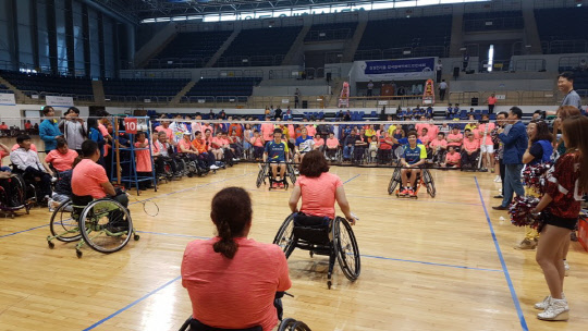 삼성전기 배드민턴단 선수들이 출전 선수들과 시범경기를 펼치고 있다.<삼성전기 제공>